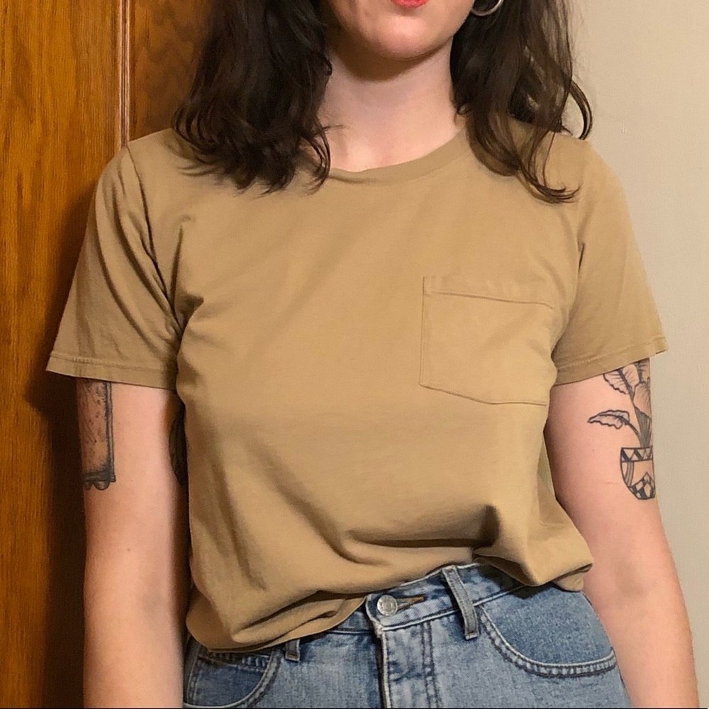 Everlane camel colored pocket tee